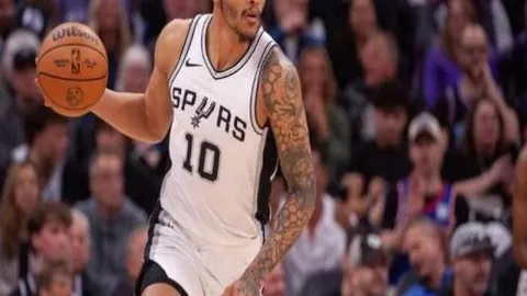 琼斯底线得祖巴茨妙传，完成惊艳扣篮表演